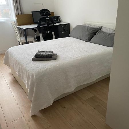 Bedroom With An Office Desk In A Shared 2 Bedroom Flat Near Canary Wharf Londres Extérieur photo