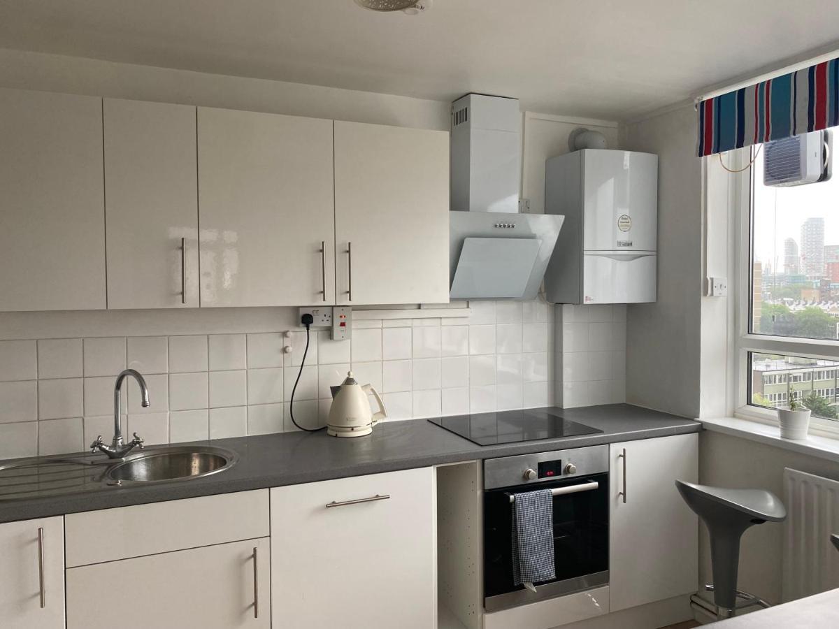 Bedroom With An Office Desk In A Shared 2 Bedroom Flat Near Canary Wharf Londres Extérieur photo