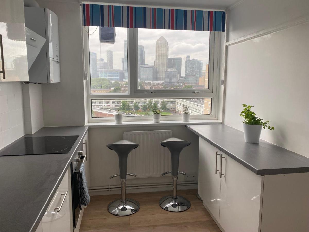 Bedroom With An Office Desk In A Shared 2 Bedroom Flat Near Canary Wharf Londres Extérieur photo