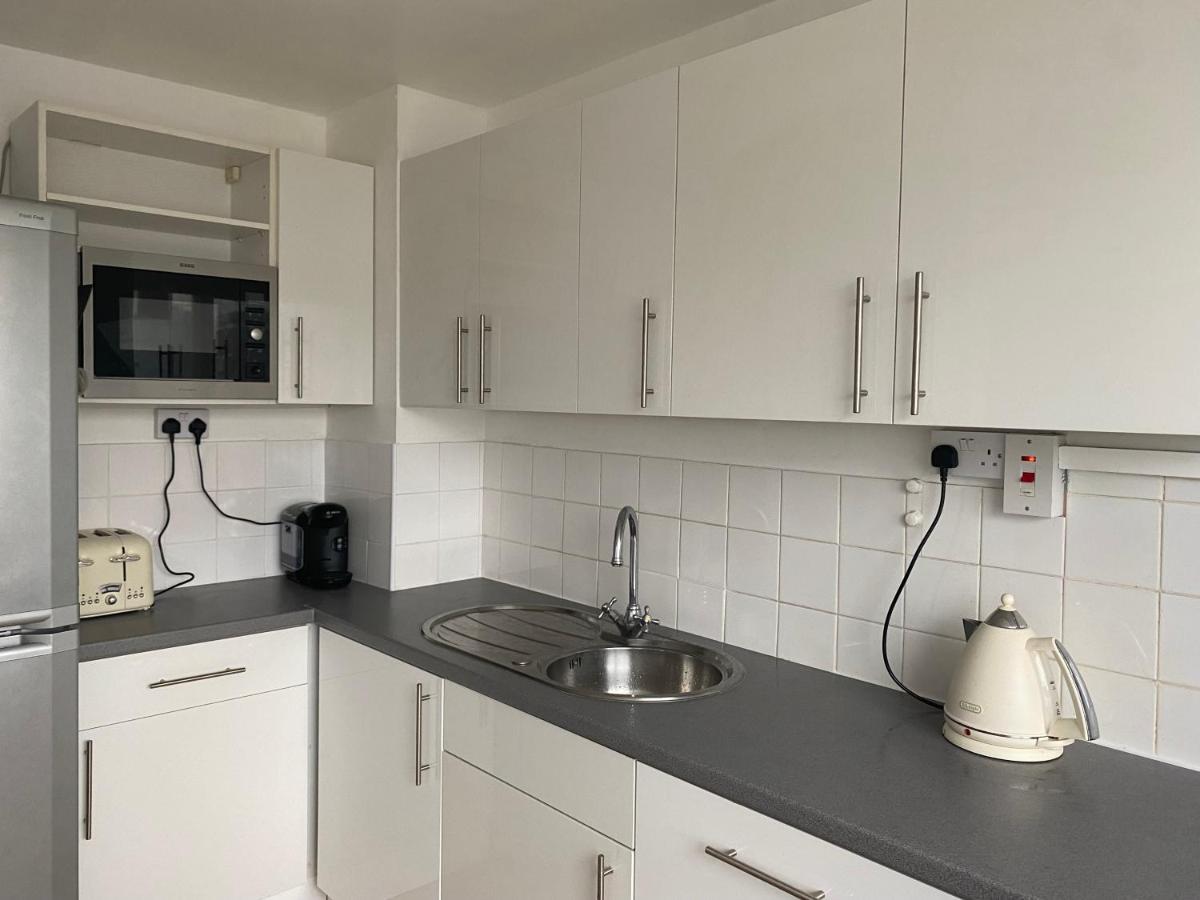 Bedroom With An Office Desk In A Shared 2 Bedroom Flat Near Canary Wharf Londres Extérieur photo