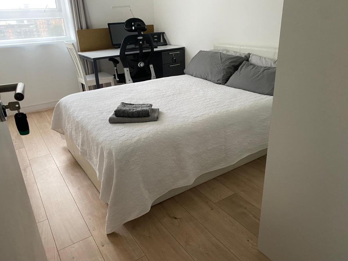 Bedroom With An Office Desk In A Shared 2 Bedroom Flat Near Canary Wharf Londres Extérieur photo