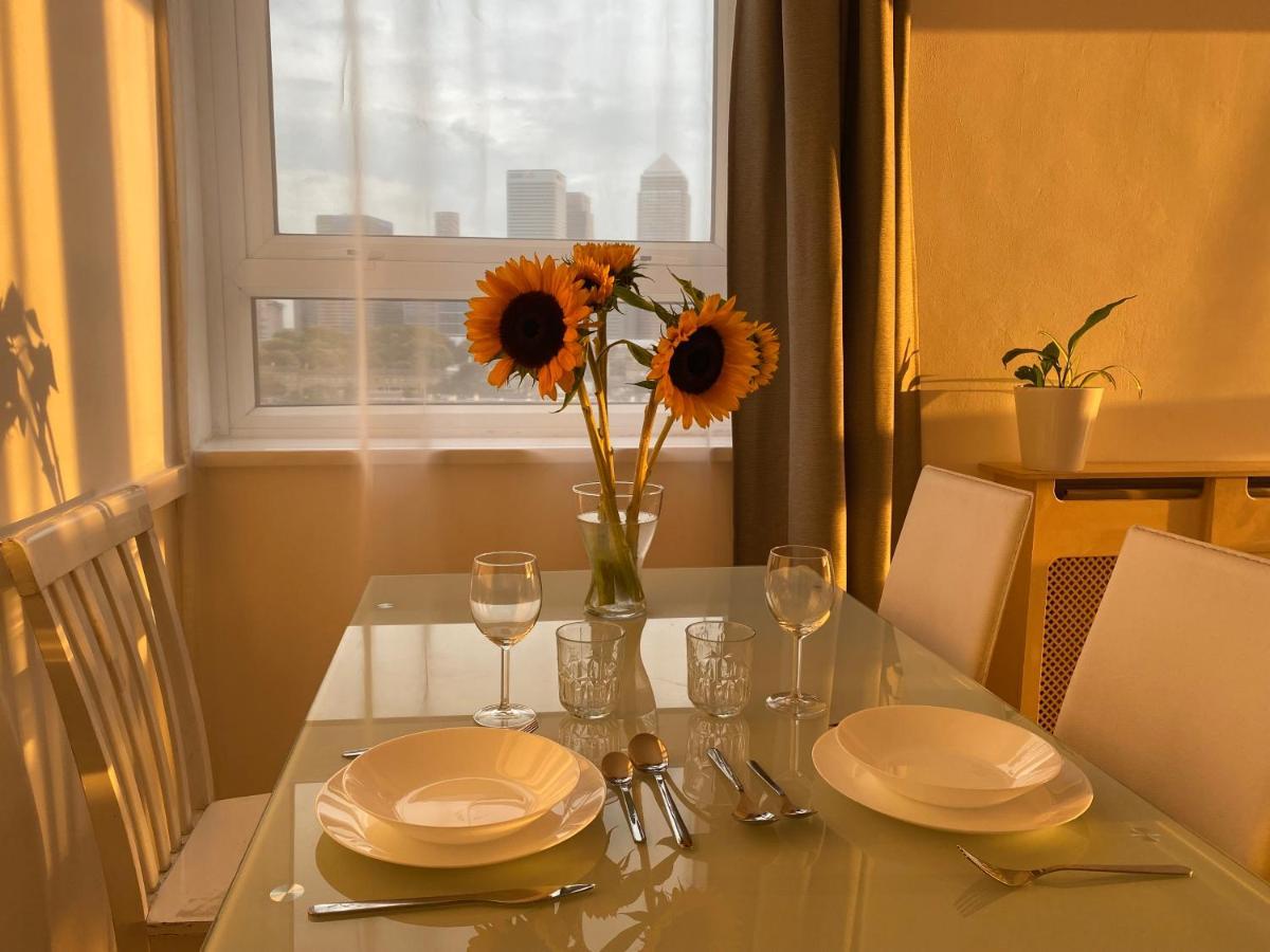 Bedroom With An Office Desk In A Shared 2 Bedroom Flat Near Canary Wharf Londres Extérieur photo