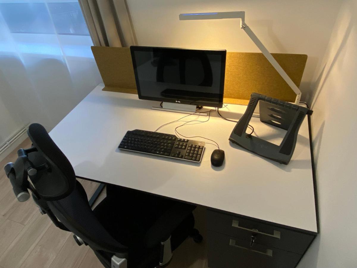 Bedroom With An Office Desk In A Shared 2 Bedroom Flat Near Canary Wharf Londres Extérieur photo